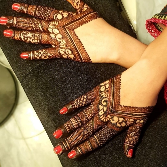 Henna - Picture 4 of 9